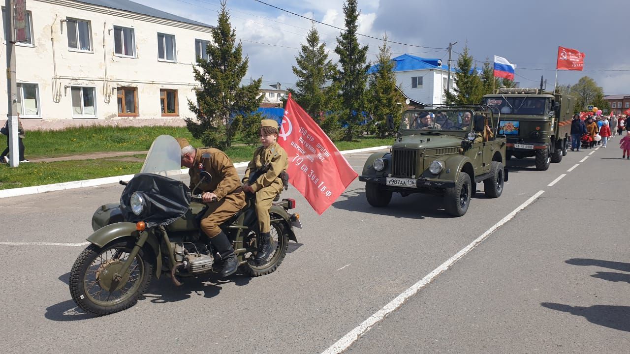 Лаишевцы ждут начала митинга ко Дню Победы