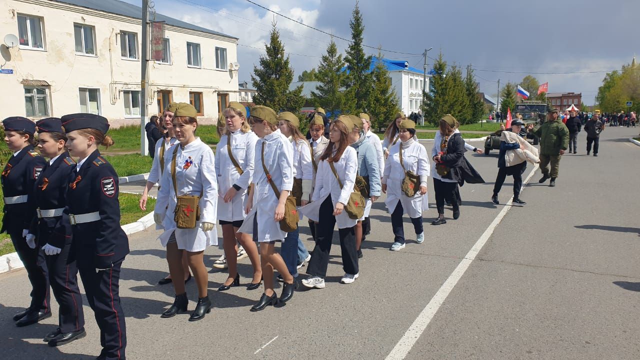 Лаишевцы ждут начала митинга ко Дню Победы