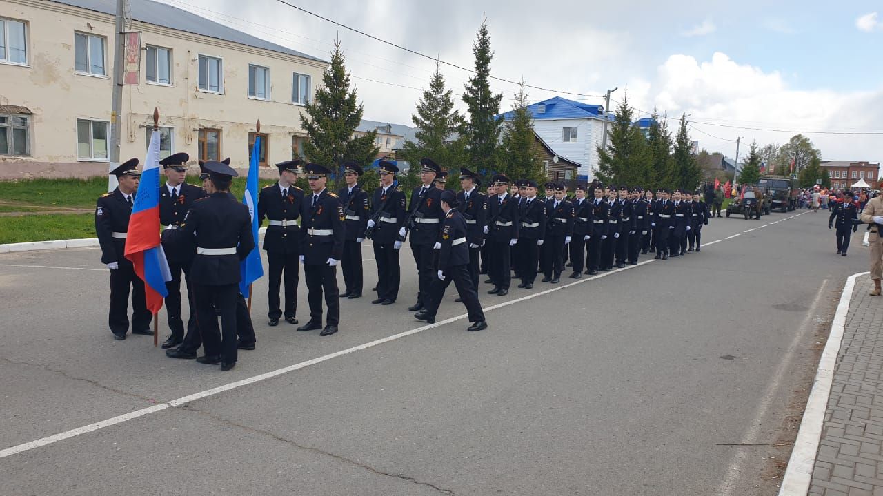 Лаишевцы ждут начала митинга ко Дню Победы