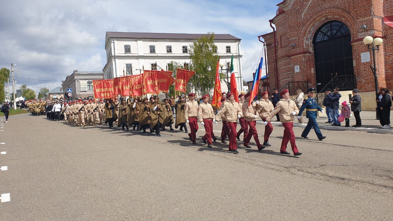 Лаишевцы ждут начала митинга ко Дню Победы