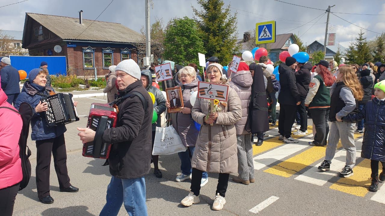 Лаишевцы ждут начала митинга ко Дню Победы