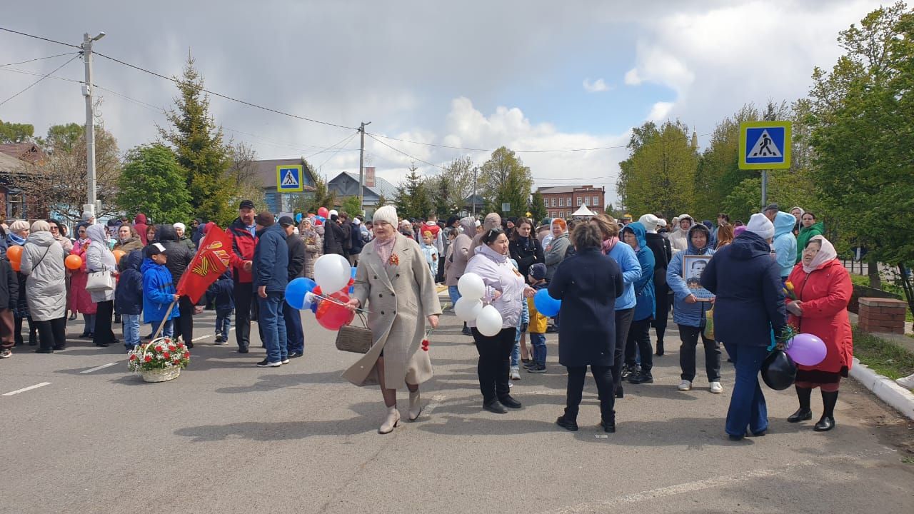 Лаишевцы ждут начала митинга ко Дню Победы