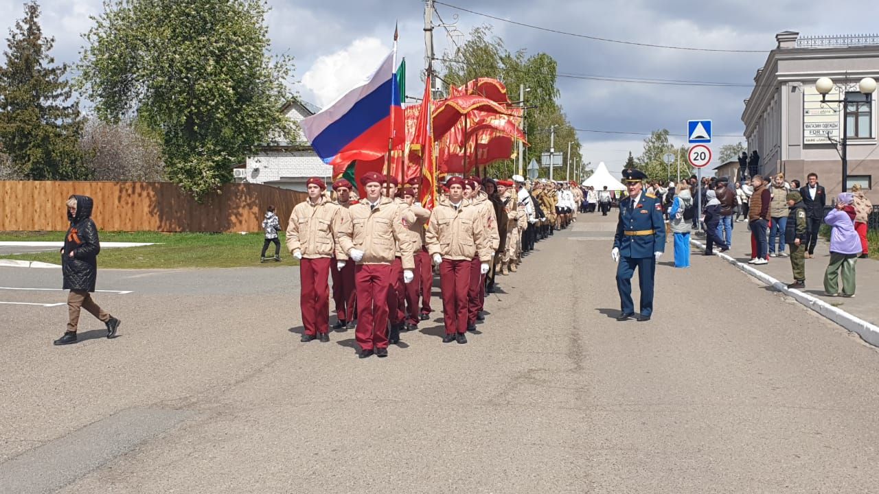 Лаишевцы ждут начала митинга ко Дню Победы