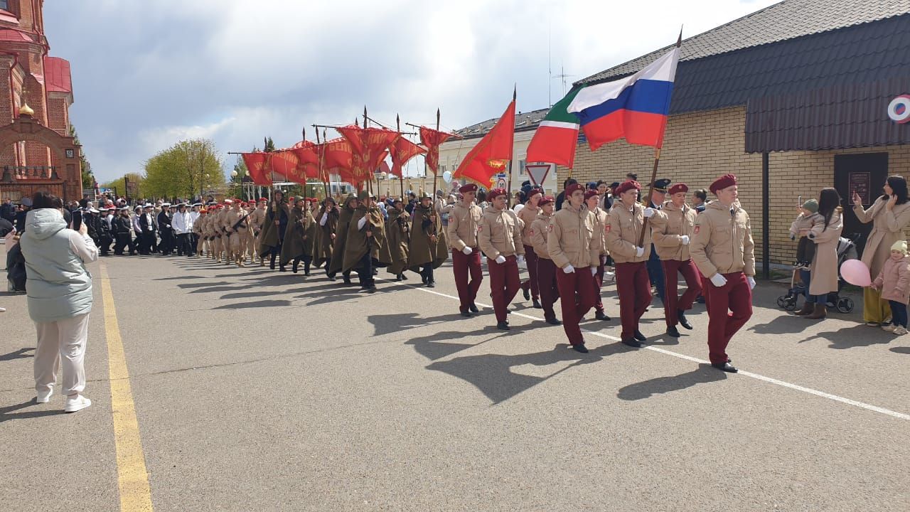 Лаишевцы ждут начала митинга ко Дню Победы