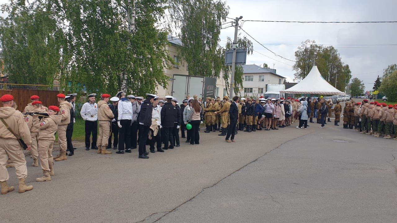 Лаишевцы ждут начала митинга ко Дню Победы