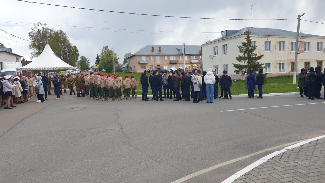 Лаишевцы ждут начала митинга ко Дню Победы