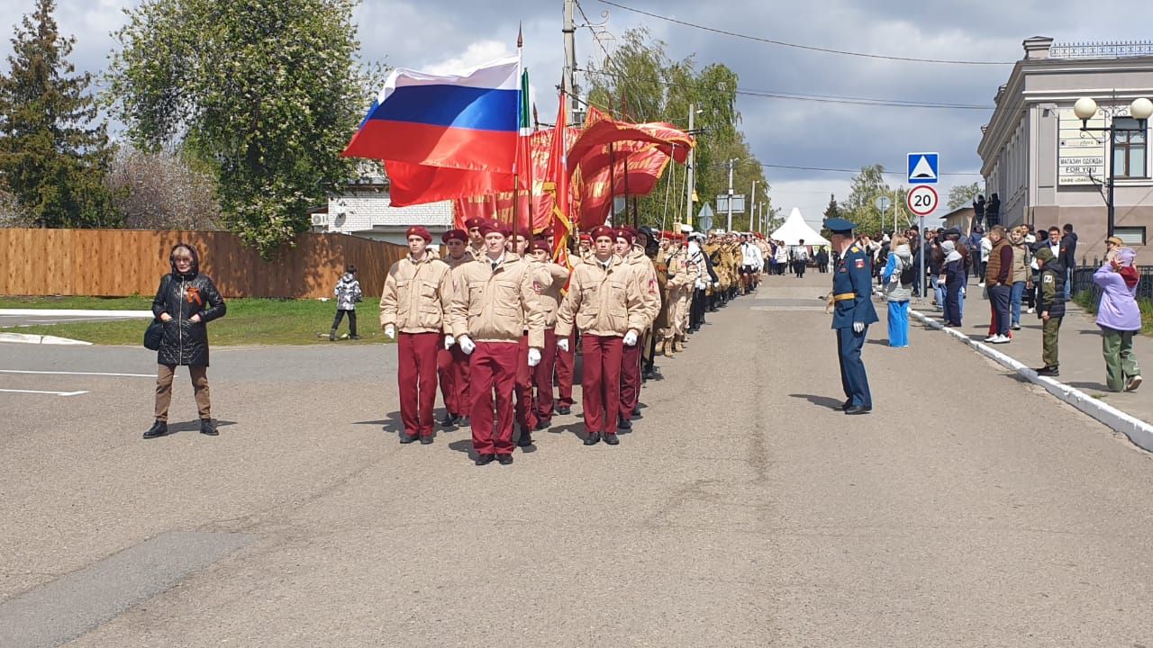 Лаишевцы ждут начала митинга ко Дню Победы