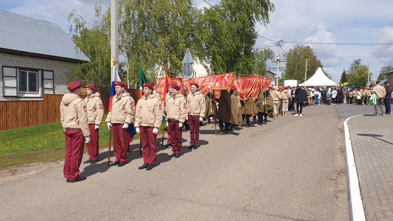 Лаишевцы ждут начала митинга ко Дню Победы