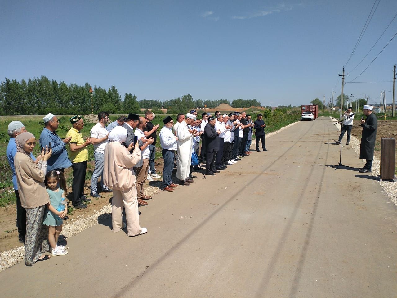 В поселке Новые Сокуры на минарете новой мечети установили полумесяц