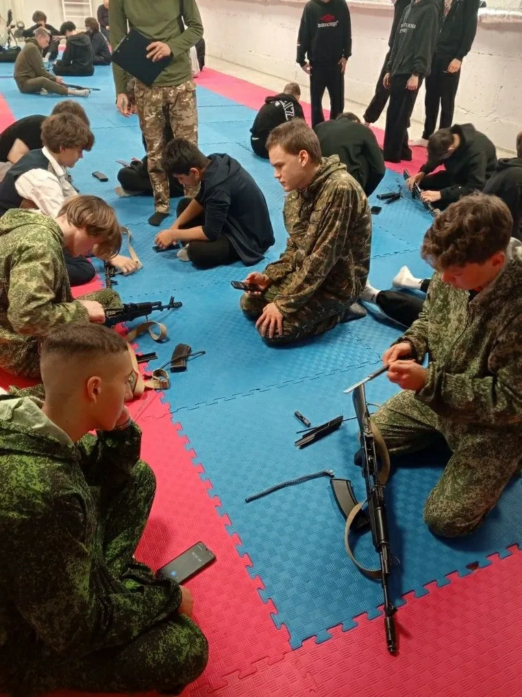 Лаишевские десятиклассники на республиканских сборах: осваивают военные навыки в Усадах