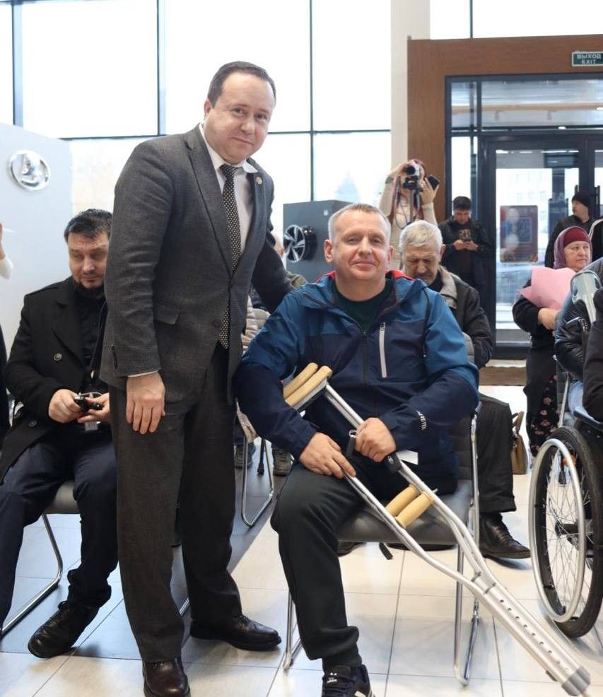 Соцфонд Татарстана передал 13 автомобилей пострадавшим на производстве