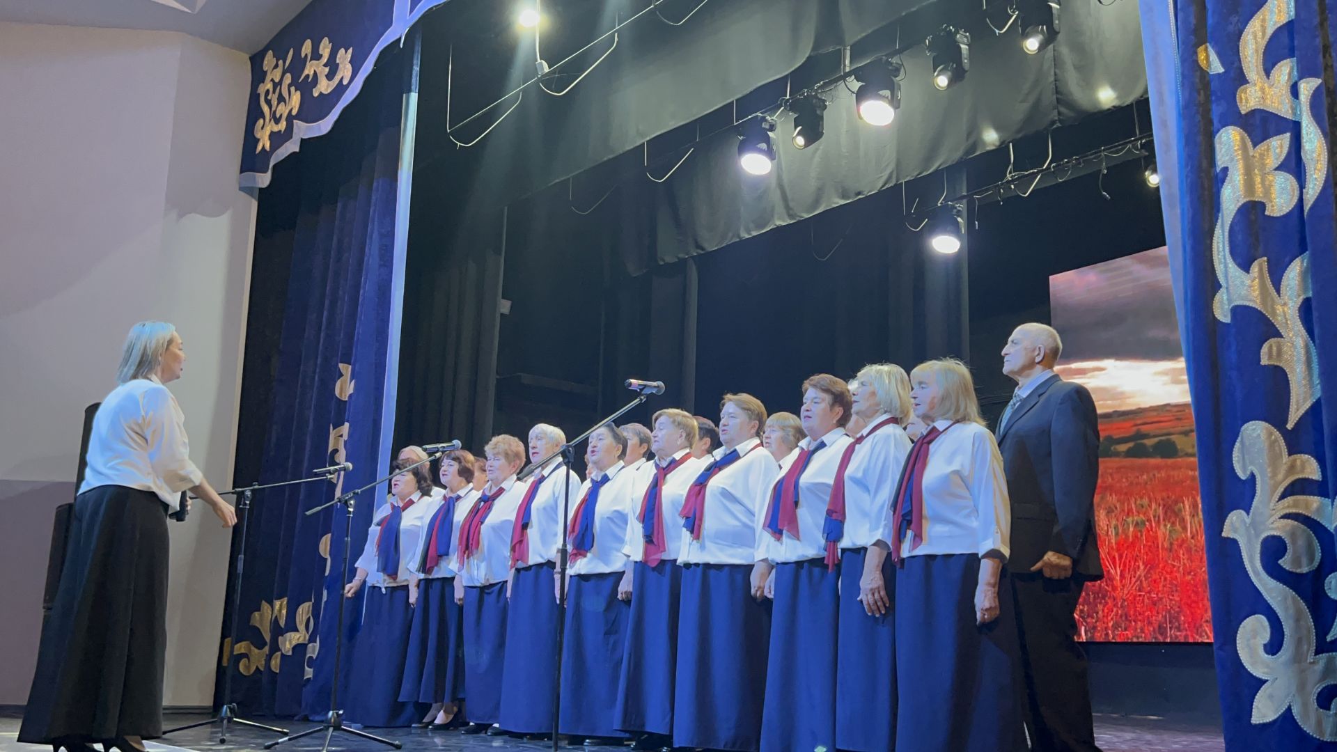 Концерт «Уроки жизни от всей души» в РДК: праздник для сердец старшего поколения