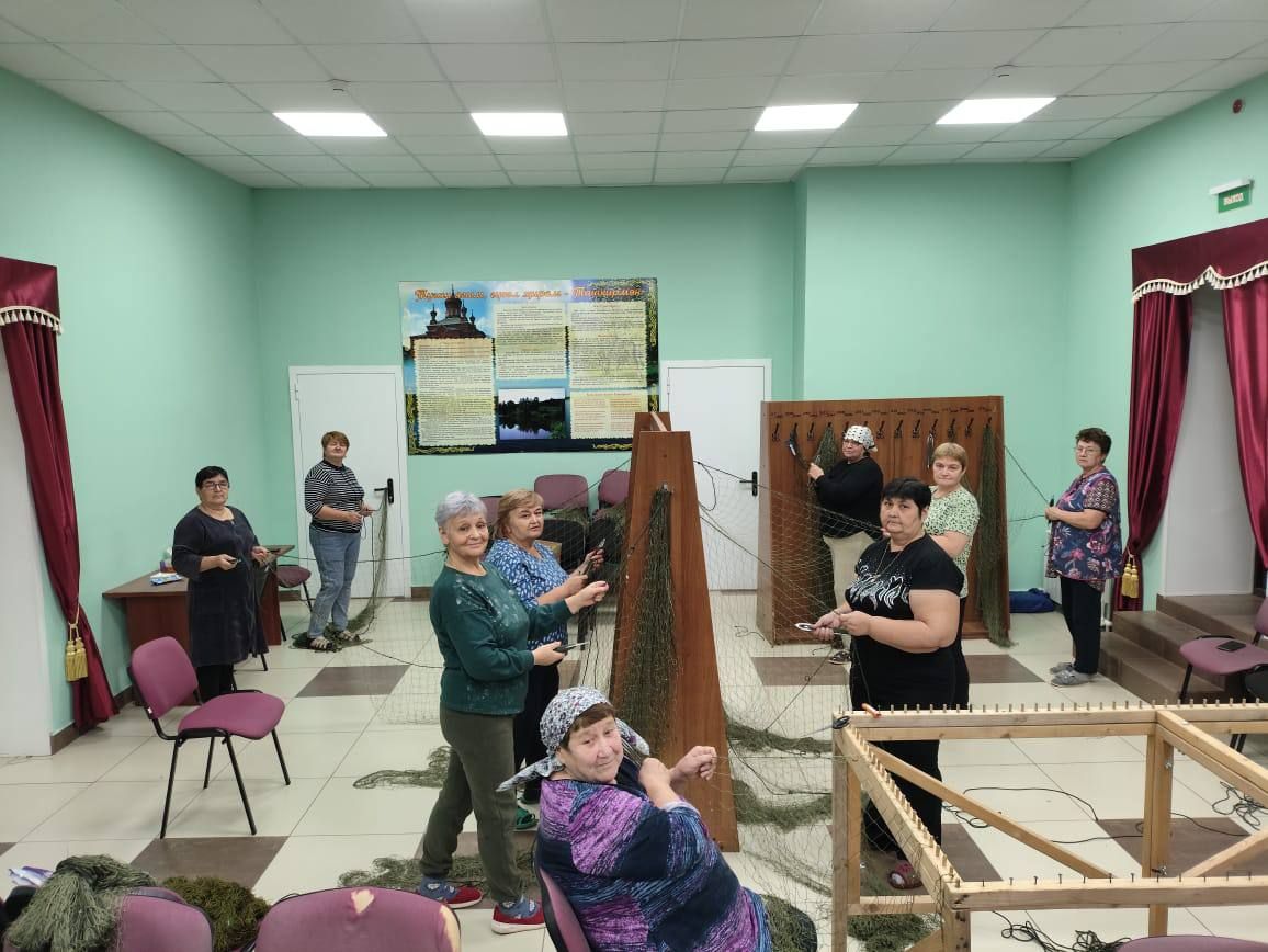 Жители села Ташкирмень активно помогают в изготовлении маскировочных сетей