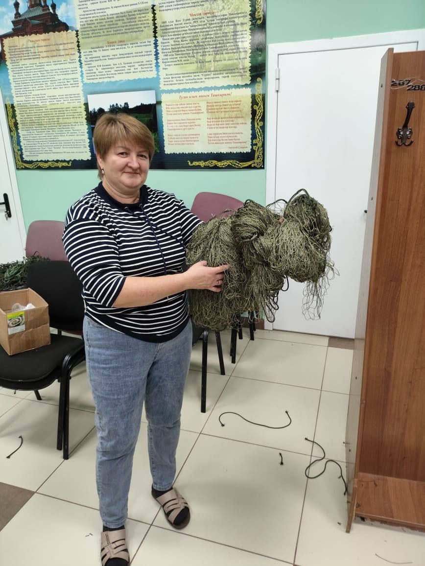 Жители села Ташкирмень активно помогают в изготовлении маскировочных сетей
