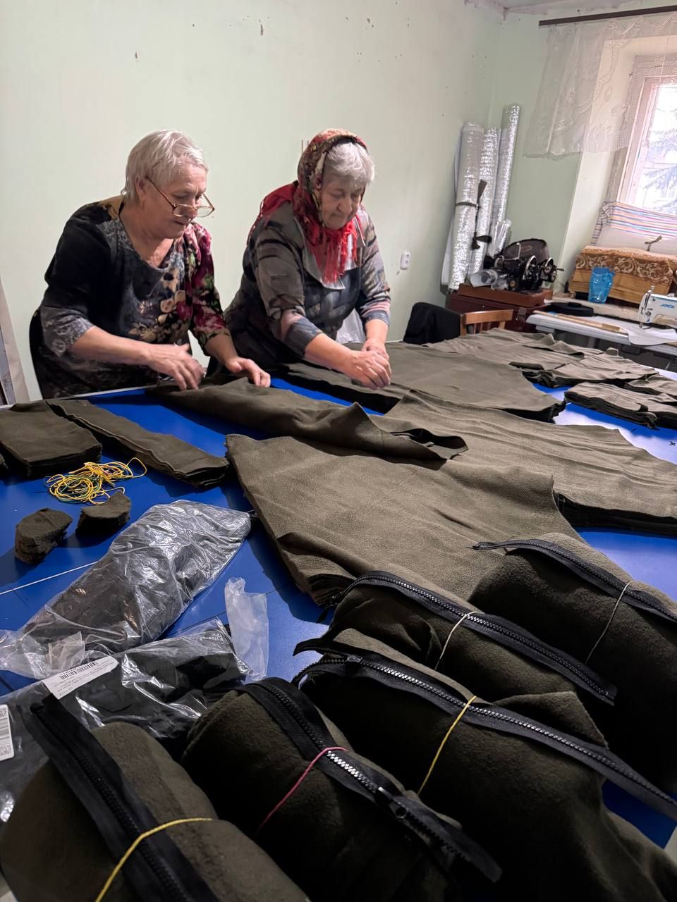 Жители Лаишевского района шьют толстовки для бойцов СВО