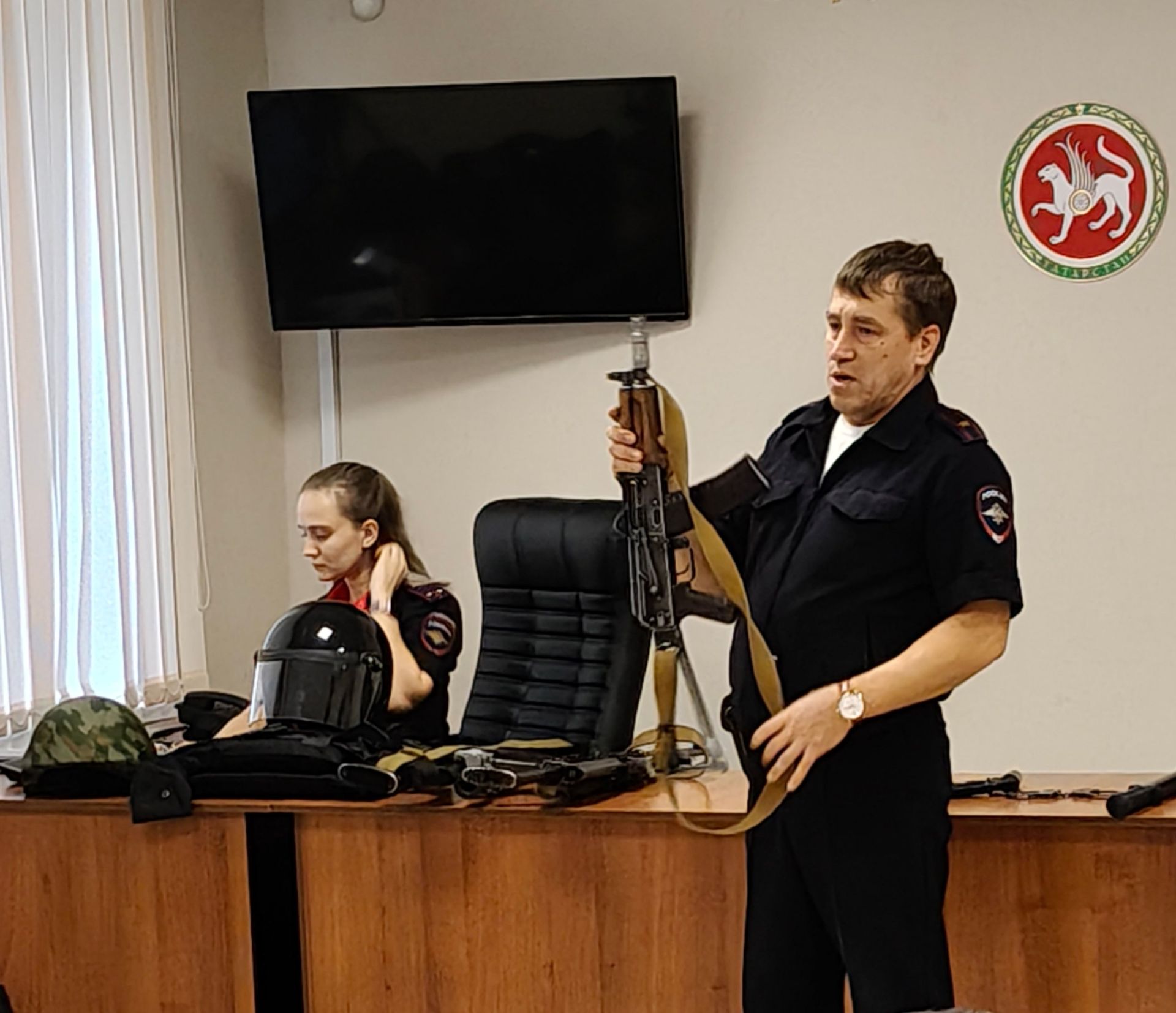 Учащиеся Лаишевской школы №2 почтили память сотрудников органов внутренних дел