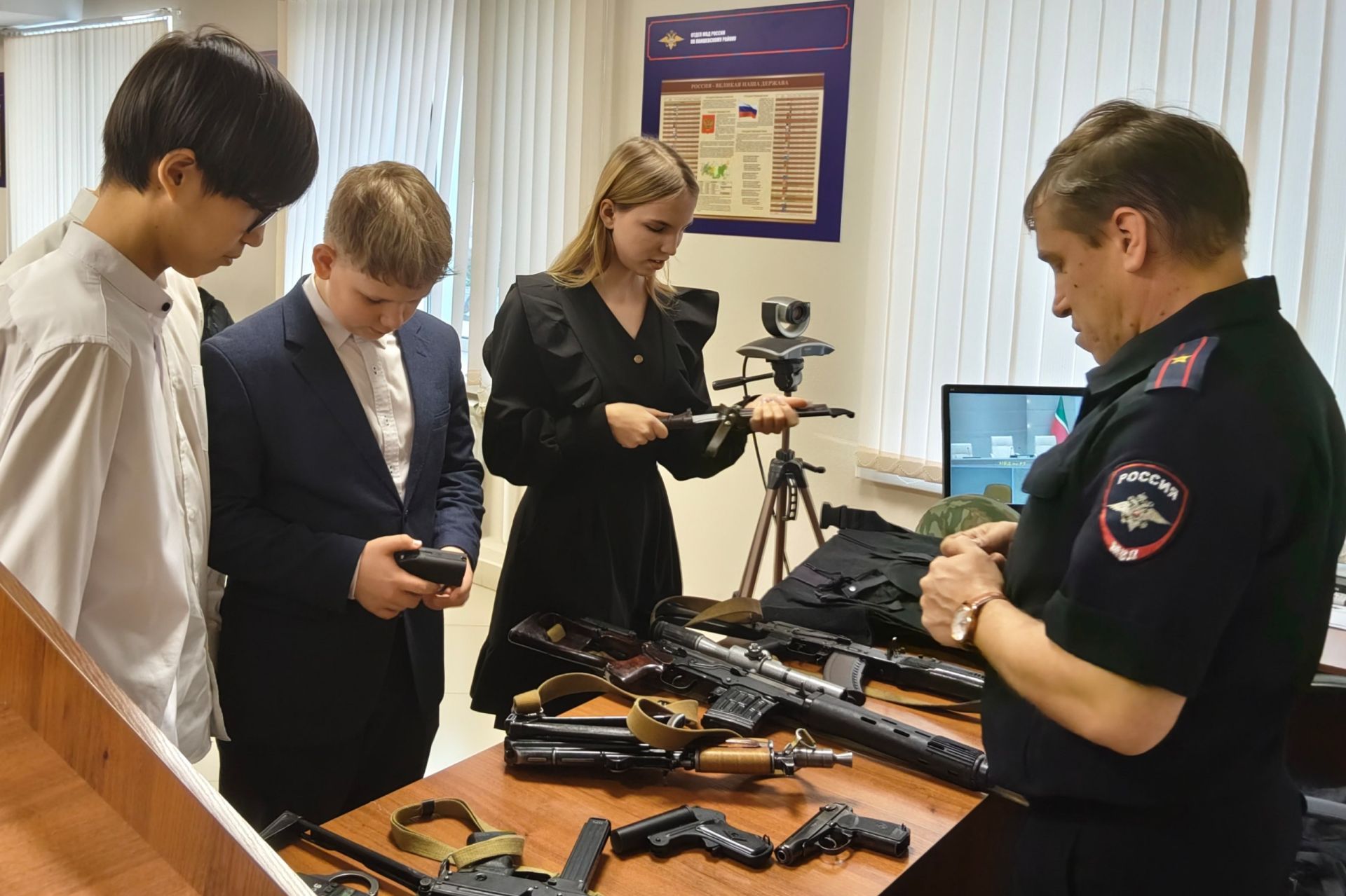 Учащиеся Лаишевской школы №2 почтили память сотрудников органов внутренних дел