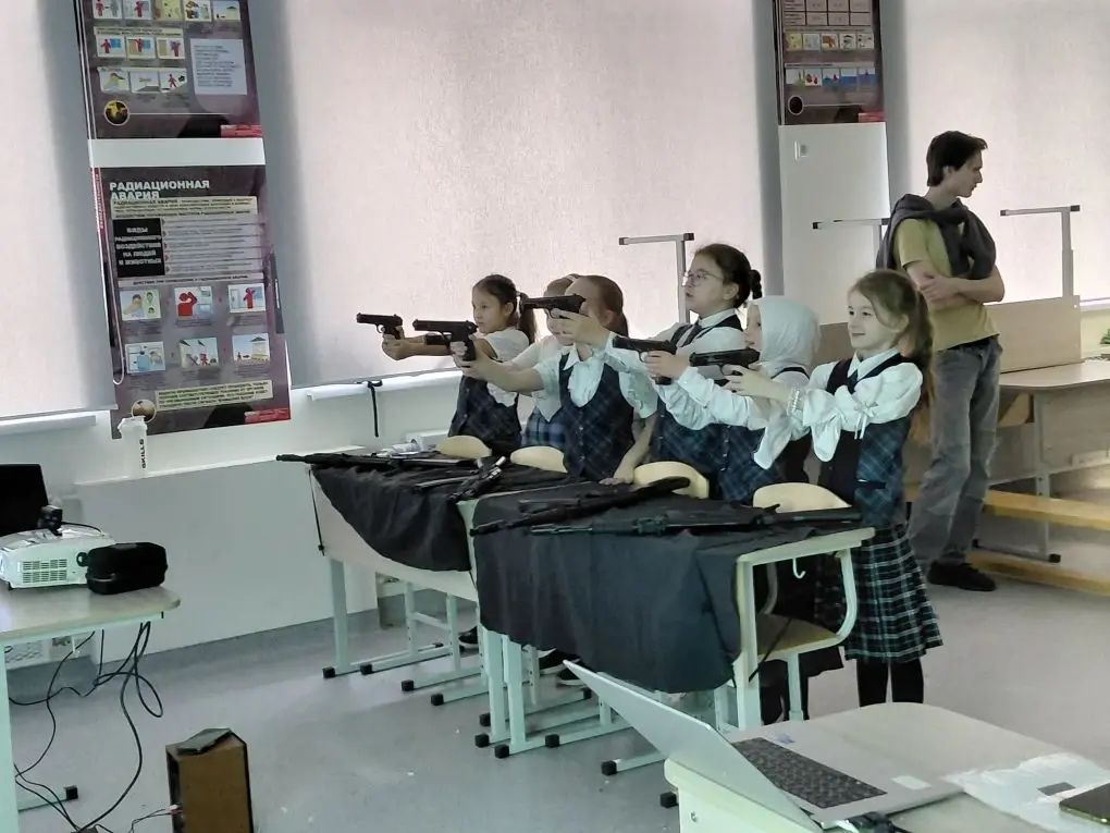 Лицеисты Лаишевского района попробовали свои силы в лазерном тире