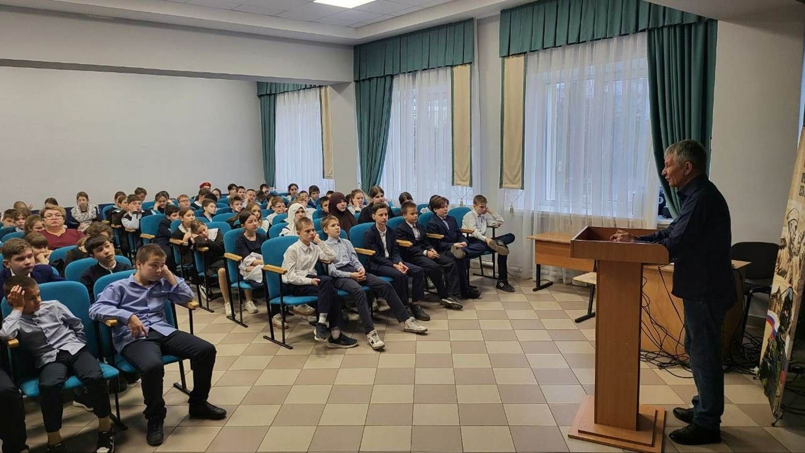 Сержант – чик сакчысы Лаеш укучыларына Әфганстандагы хезмәте турында сөйләде