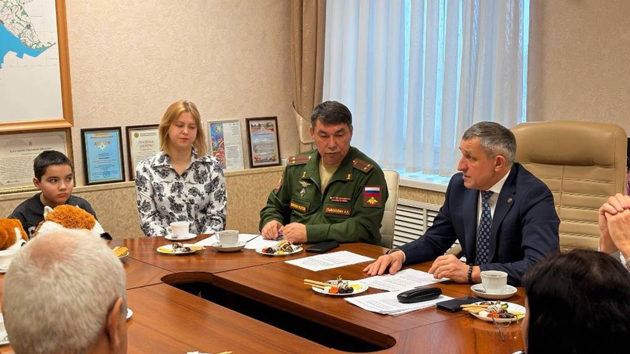 Орденнарны туганнарына тапшырдылар