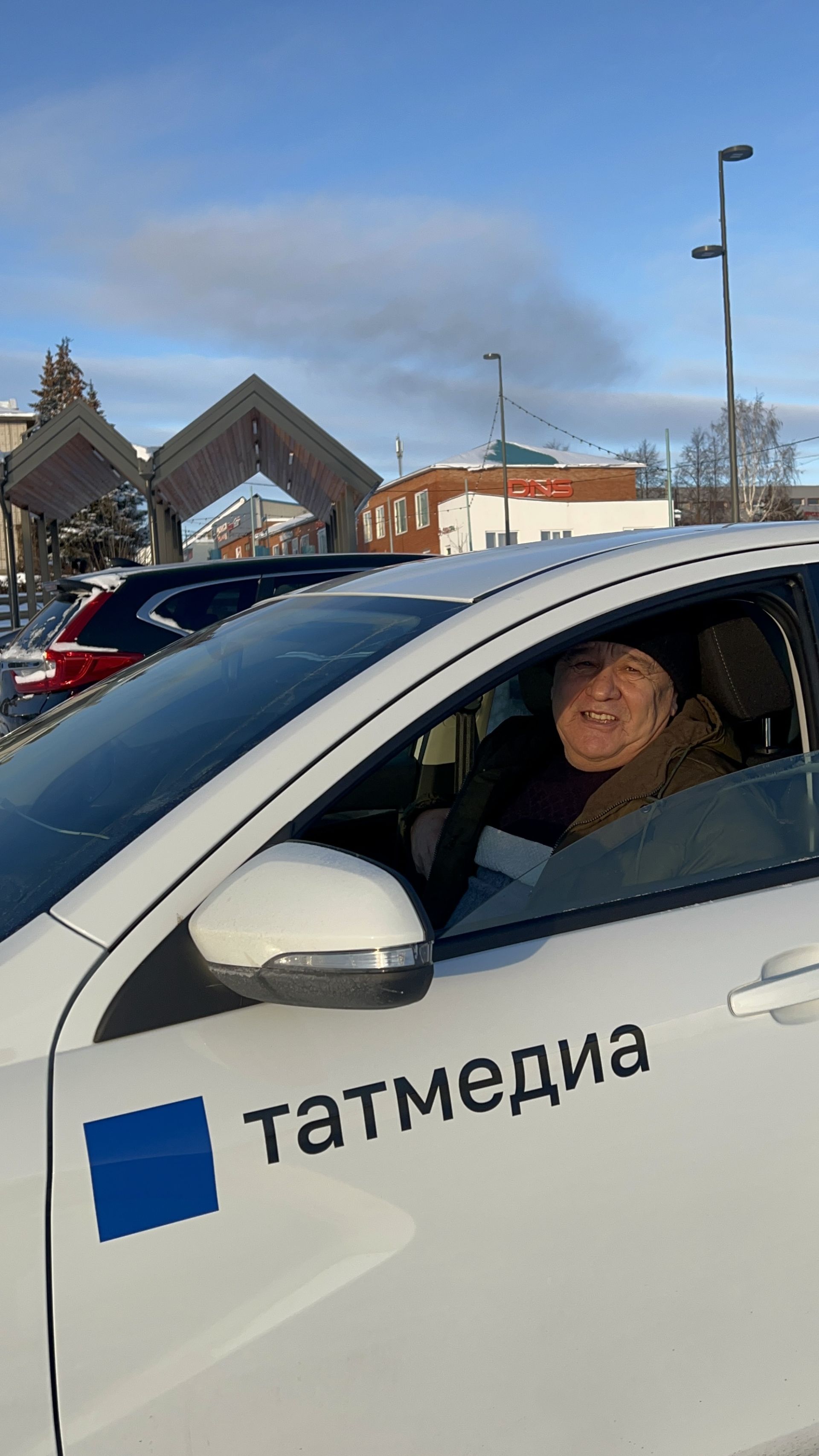 Рустам Минниханов вручил ключи от Lada Vesta «Камской нови»: новый автомобиль для оперативной работы журналистов Лаишевского района
