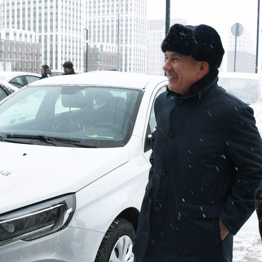 Рөстәм Миңнеханов Татарстан район массакүләм мәгълүмат чараларына автомобиль ачкычлары тапшырды