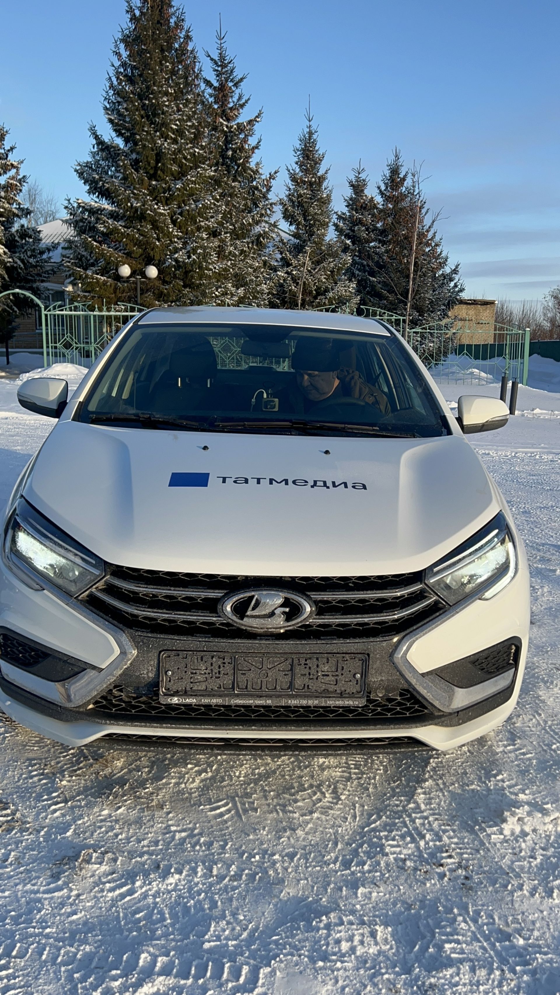 Рустам Минниханов вручил ключи от Lada Vesta «Камской нови»: новый автомобиль для оперативной работы журналистов Лаишевского района