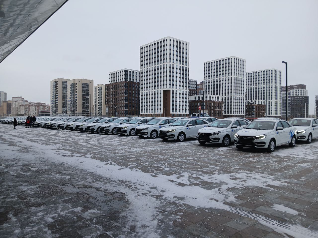 Рөстәм Миңнеханов Татарстан район массакүләм мәгълүмат чараларына автомобиль ачкычлары тапшырды