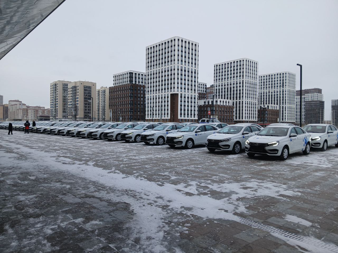 Рөстәм Миңнеханов Татарстан район массакүләм мәгълүмат чараларына автомобиль ачкычлары тапшырды