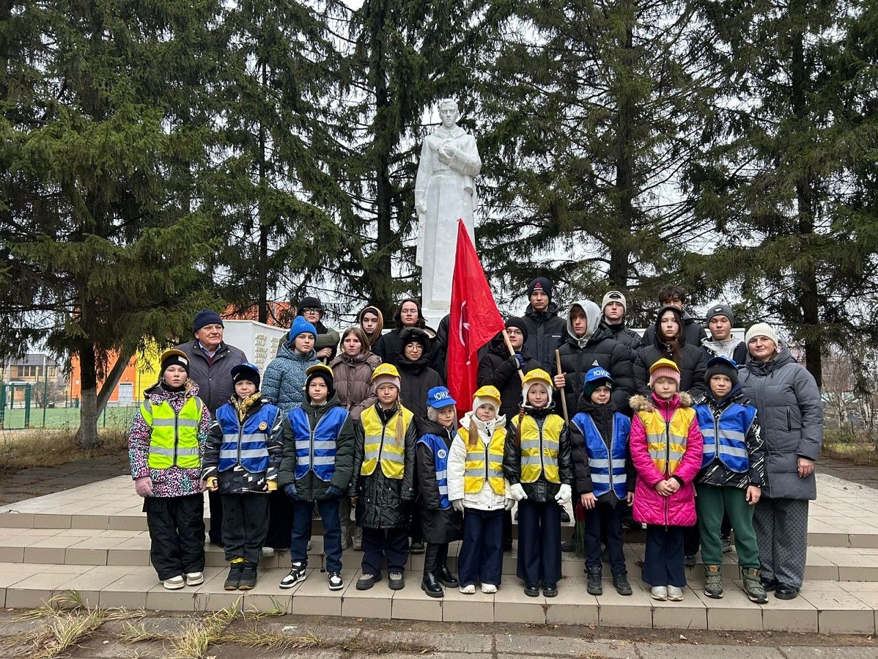 Юнармейцы Лаишевского района привели в порядок памятник погибшим воинам