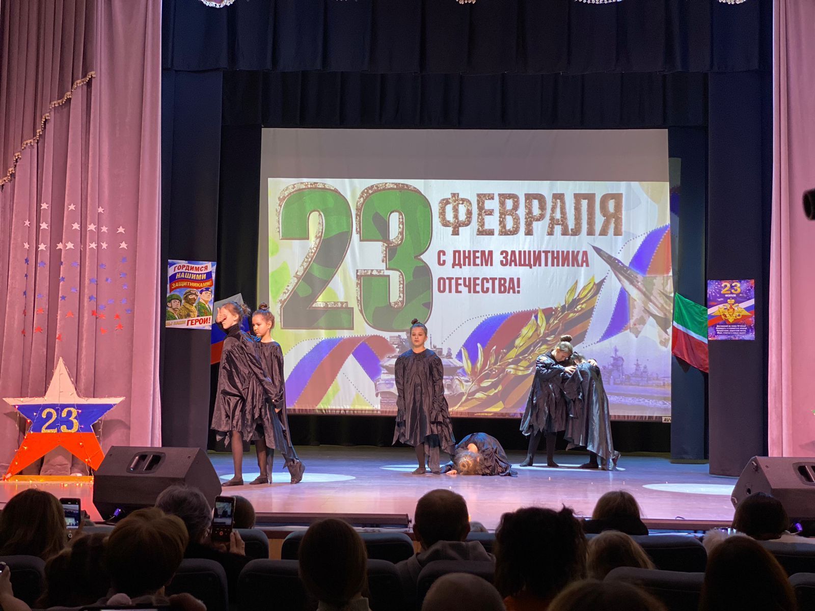 Никольский «Служу Отечеству» дип аталган концертта батырлык турында җырлый