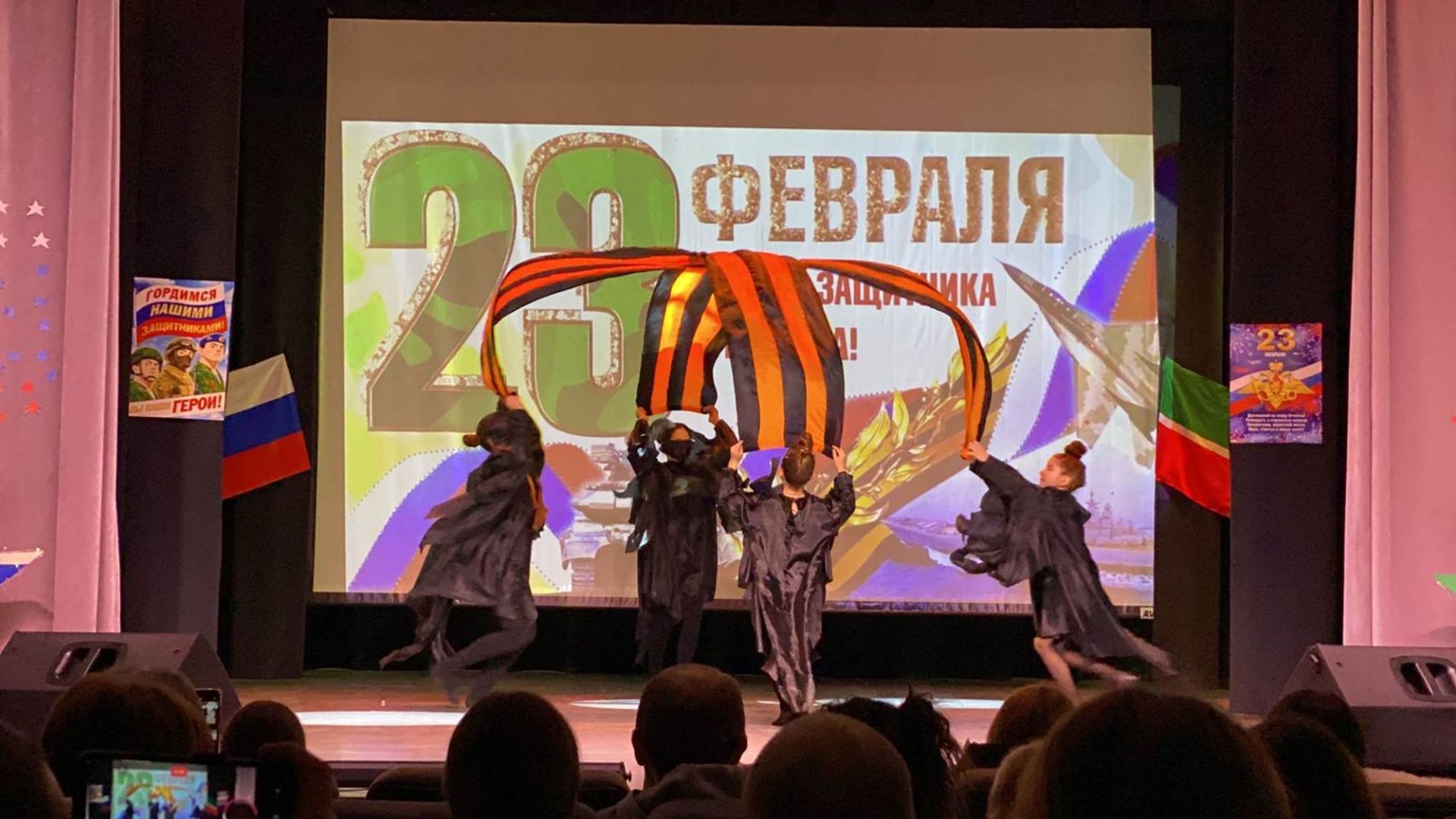 Никольский «Служу Отечеству» дип аталган концертта батырлык турында җырлый