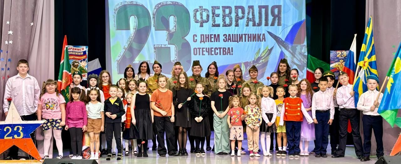 Никольский «Служу Отечеству» дип аталган концертта батырлык турында җырлый
