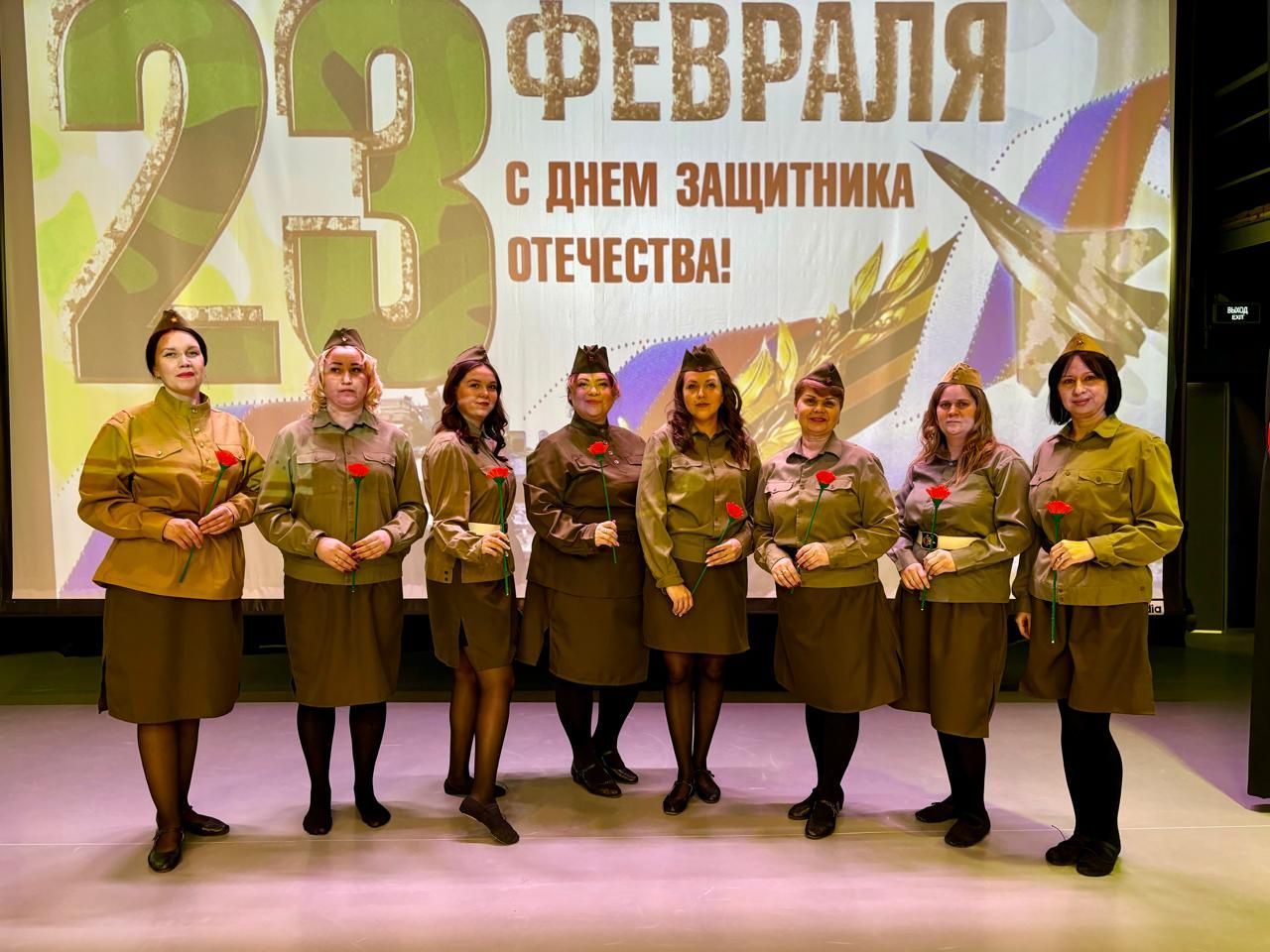 Никольский «Служу Отечеству» дип аталган концертта батырлык турында җырлый
