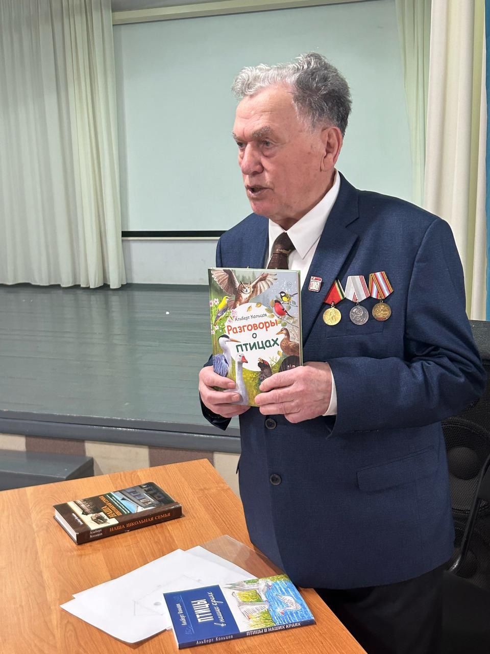Писатель Альберт Кольцов поделился с учащимися Лаишевского района своими знаниями о птицах