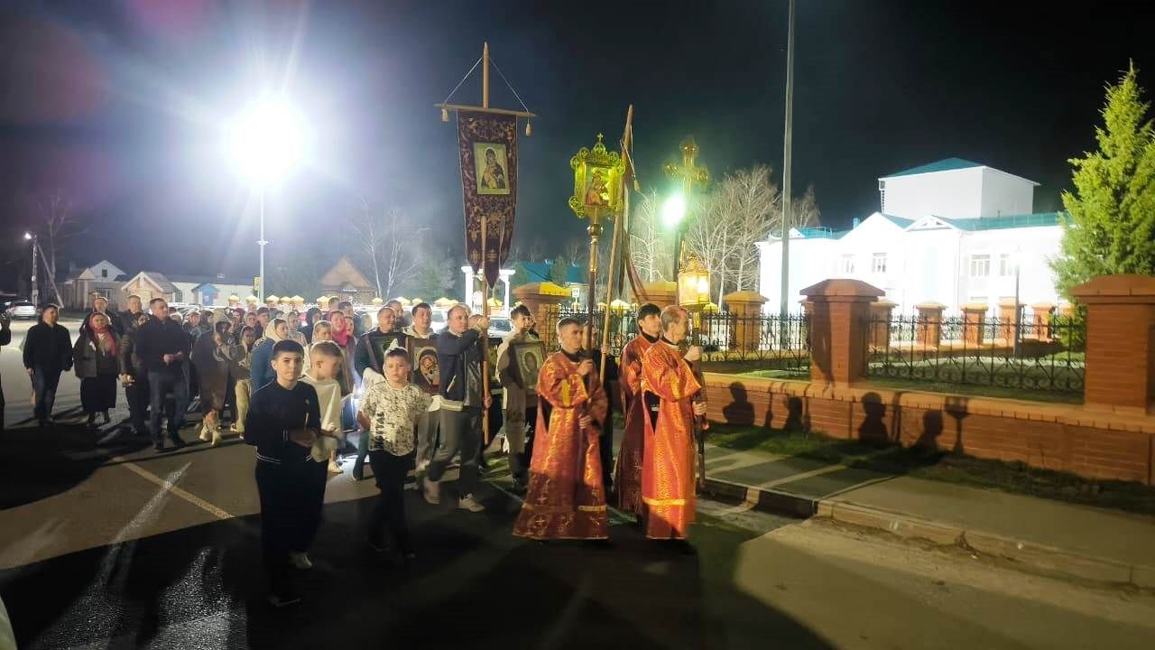 Читатели делятся кадрами пасхальной службы