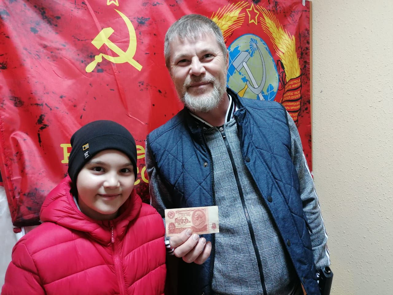 Инициатива Гиндиных, содружество жителей МКД и тесное взаимодействие с УК помогли ярко отметить День Победы. Часть 2