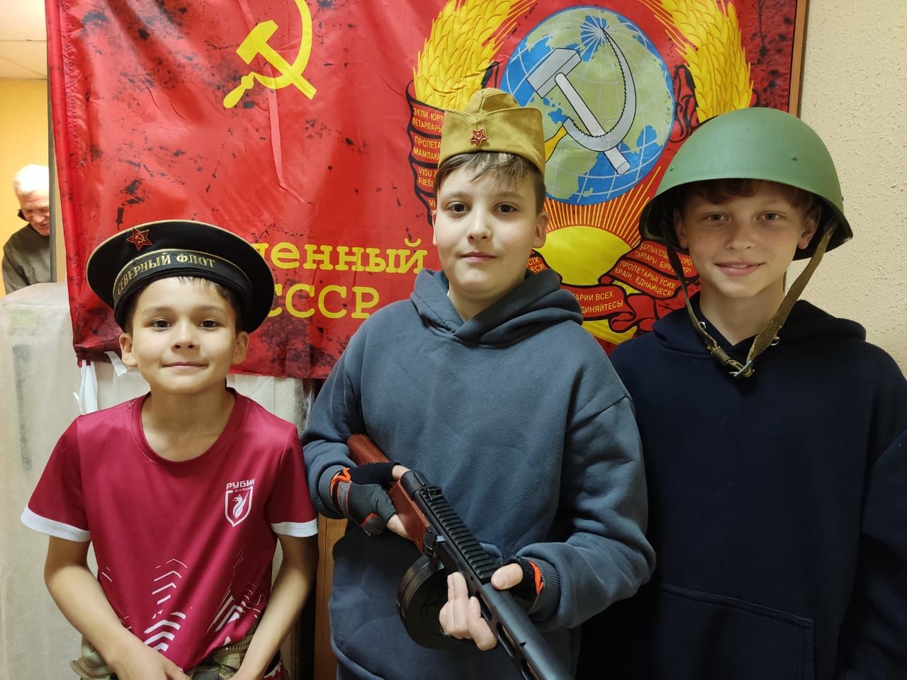 Инициатива Гиндиных, содружество жителей МКД и тесное взаимодействие с УК помогли ярко отметить День Победы. Часть 2