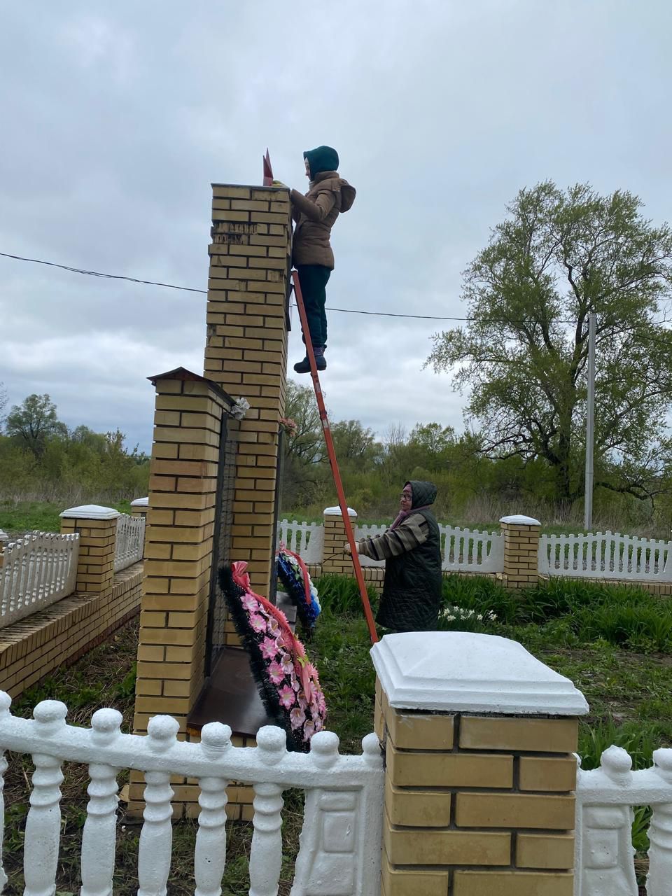 В селе Емельяново привели в порядок памятники, посвящённые Великой Отечественной войне