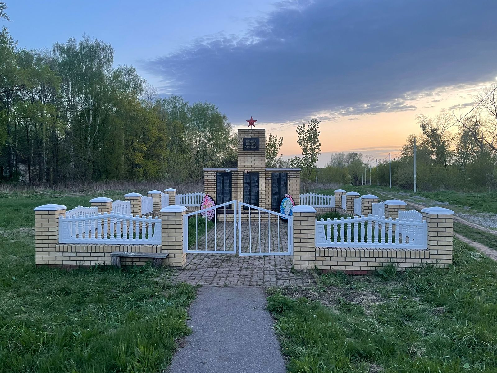 В селе Емельяново привели в порядок памятники, посвящённые Великой Отечественной войне