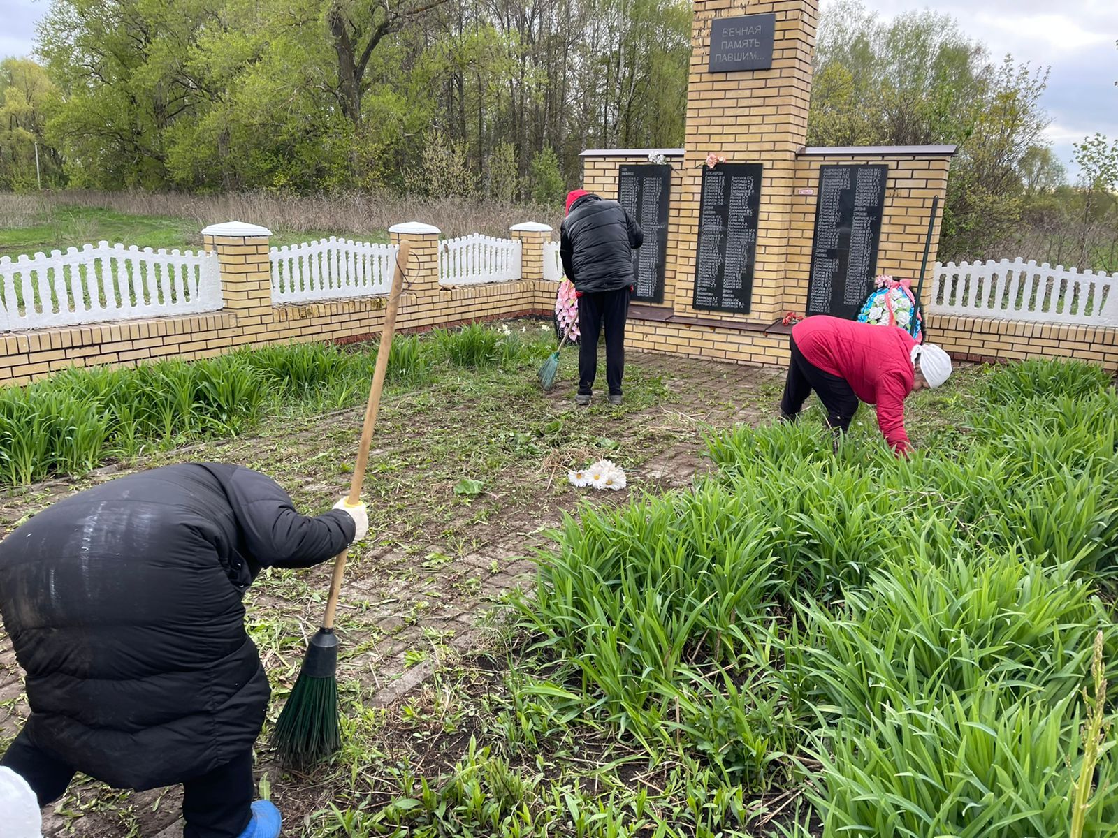 В селе Емельяново привели в порядок памятники, посвящённые Великой Отечественной войне