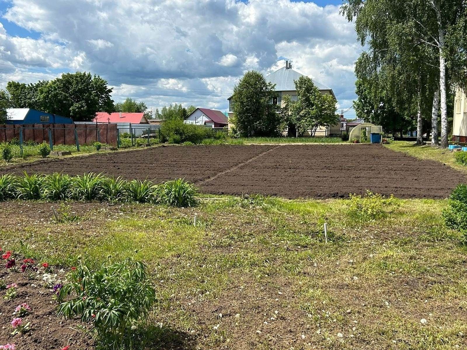 Лаеш районы укучылары каникулларда мәктәп яны бакчасында эшлиләр