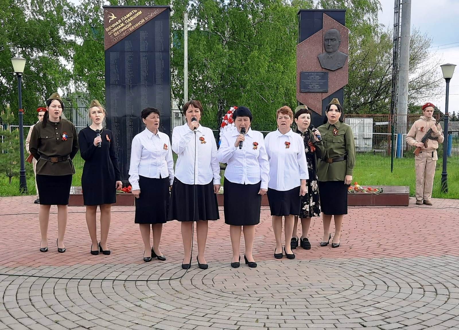 В Атабаево почтили память павших героев в День Победы
