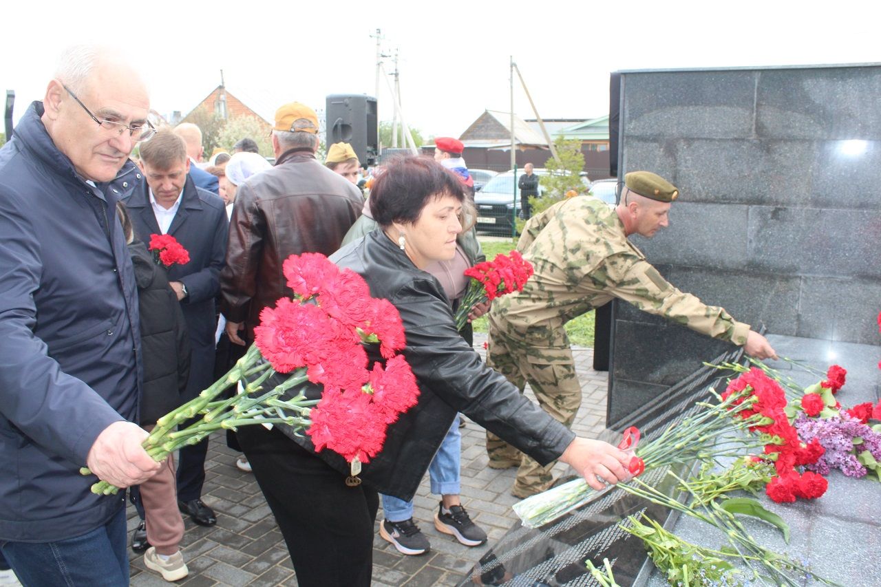 В селе Кирби Лаишевского района открыли памятник односельчанам-участникам боевых действий