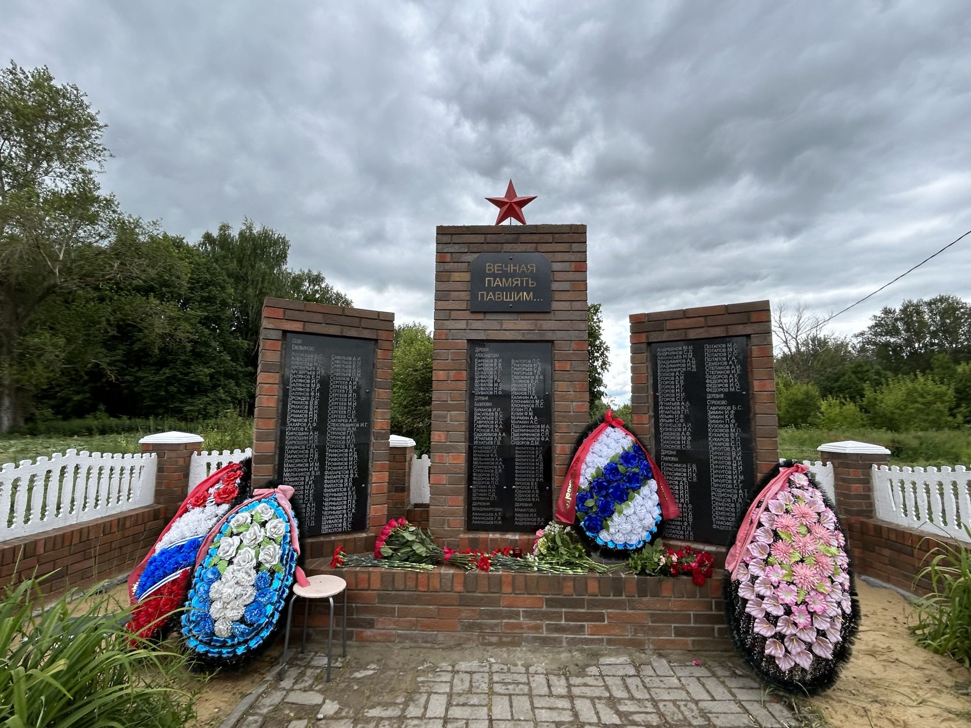 В Емельяново торжественно открыли реконструированный памятник «Вечная память павшим»