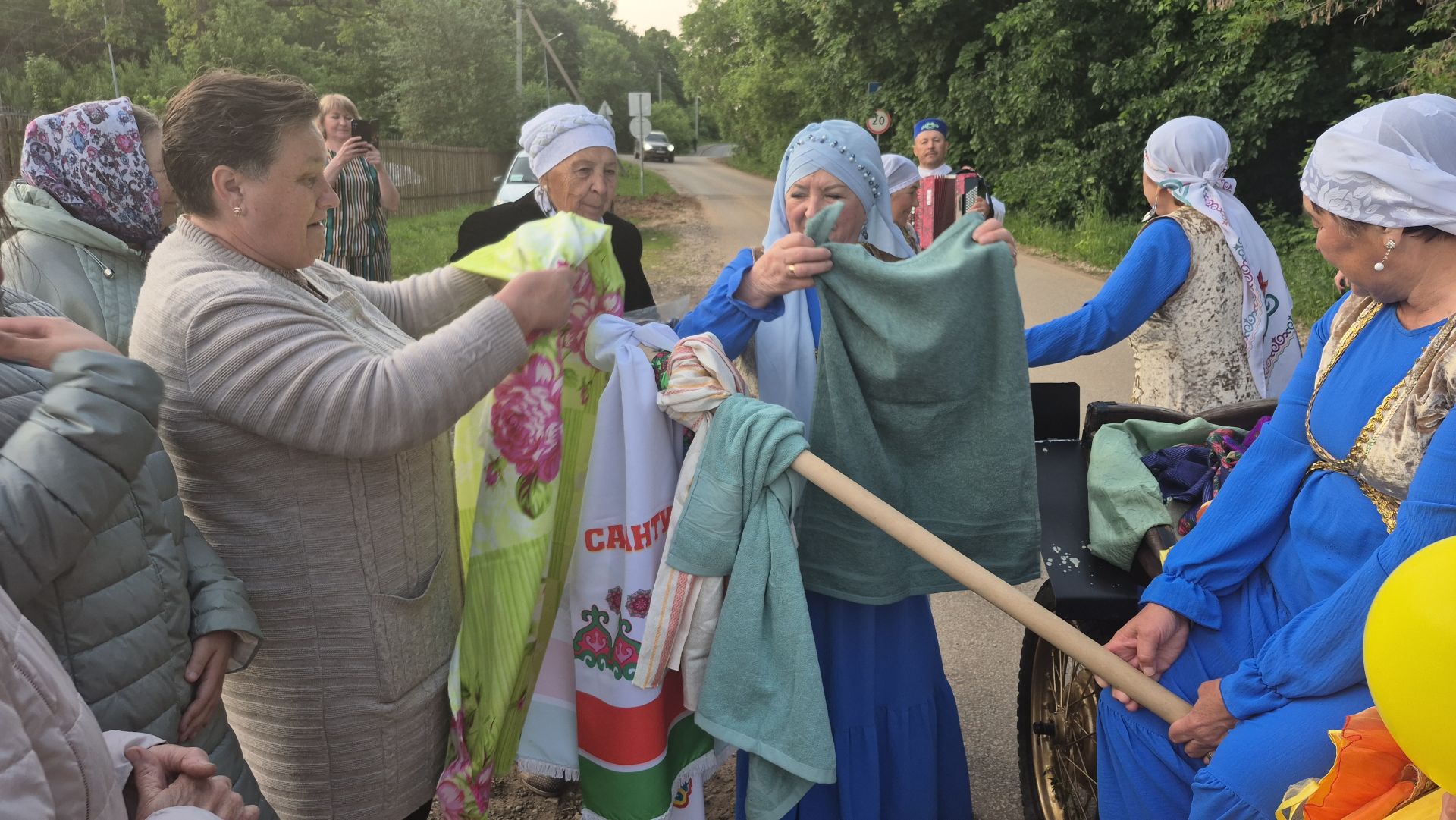 Красивая традиция сбора полотенец перед Сабантуем возрождается в Лаишево
