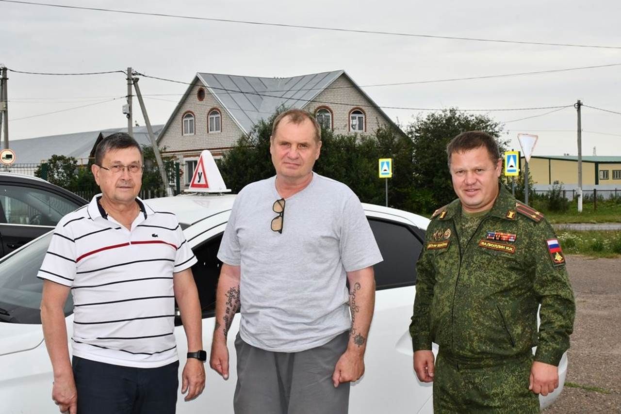 МХО ветераны кул белән идарә ителә торган автомобиль йөртергә өйрәнә