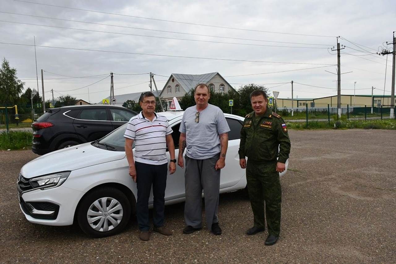 МХО ветераны кул белән идарә ителә торган автомобиль йөртергә өйрәнә
