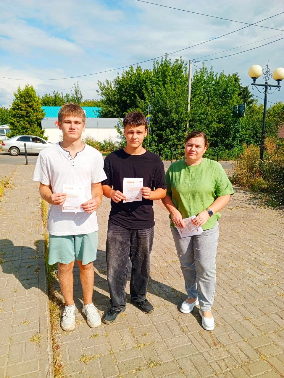 Специалисты провели акцию «Дарю тепло» в Международный день молодёжи