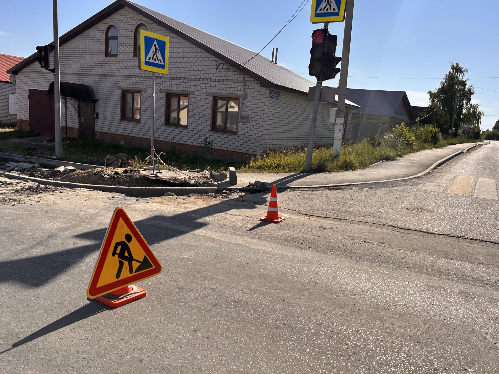 В Лаишево обновляют тротуар